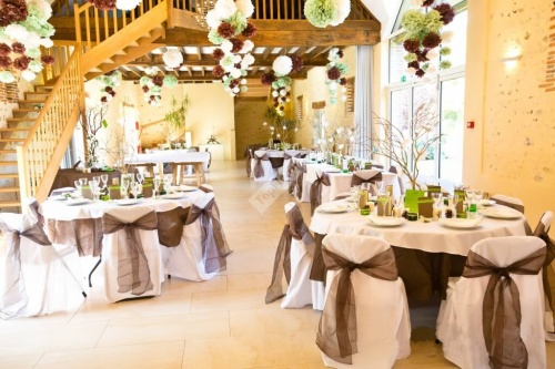 Оформление зала свадьбы с коричневыми и зелеными элементами