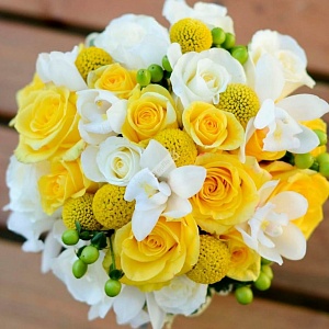 Букет невесты из белых и жёлтых роз с краспедией