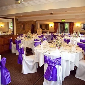 Оформление зала для свадьбы в фиолетовом цвете