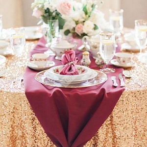 Оформление стола золотой скатертью с раннером цвета марсала