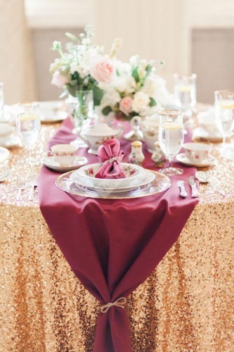Оформление стола золотой скатертью с раннером цвета марсала