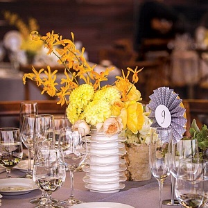 Необычная композиция на стол гостей в жёлтом цвете
