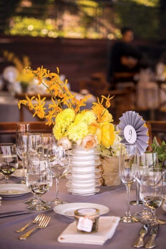 Необычная композиция на стол гостей в жёлтом цвете