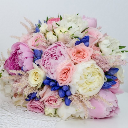 Букет невесты розово голубой с розой и пионом