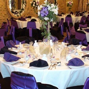 Оформление зала в фиолетовом цвете