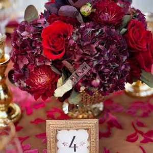 Цветочная композиция на стол в цвете марсала