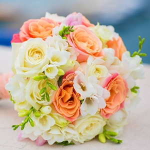 Букет невесты бело-розовый с тюльпаном и фрезией
