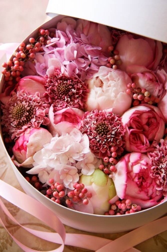 Шляпная коробка с цветами и коробочка с макарони
