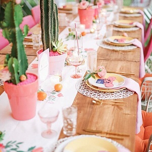 Украшение стола кактусами в розовых горшках