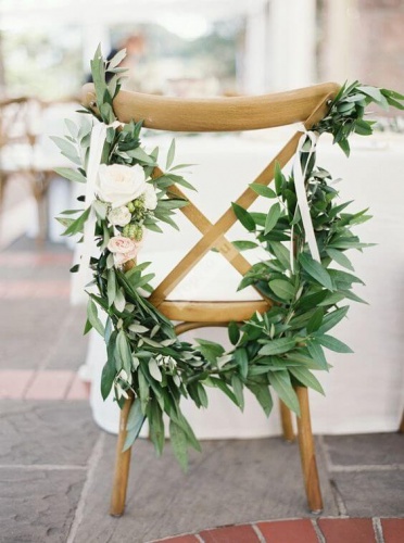 Украшение стула листьями и белыми цветами