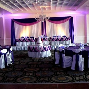 Оформление зала свадьбы в фиолетовом цвете