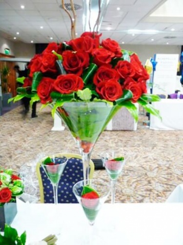 Цветочная композиция на стол гостей с розами в красном цвете