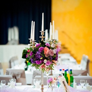 Фиолетовая цветочная композиция на стол гостей с розой гортензией и гвоздикой