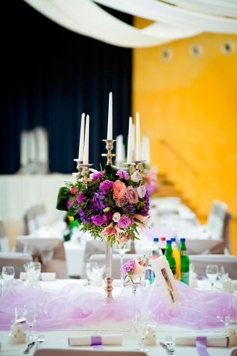Фиолетовая цветочная композиция на стол гостей с розой гортензией и гвоздикой