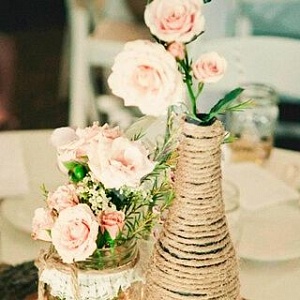 Цветочная композиция на стол гостей с розой в стиле рустик