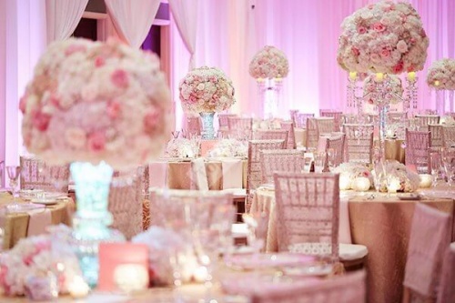 Шарообразные композиции на столы гостей для свадьбы в розовом цвете
