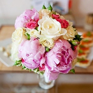 Букет невесты бело-розовый с розой и пионами