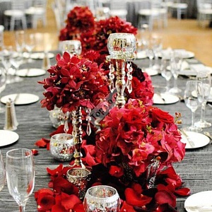 Украшение стола в красном цвете