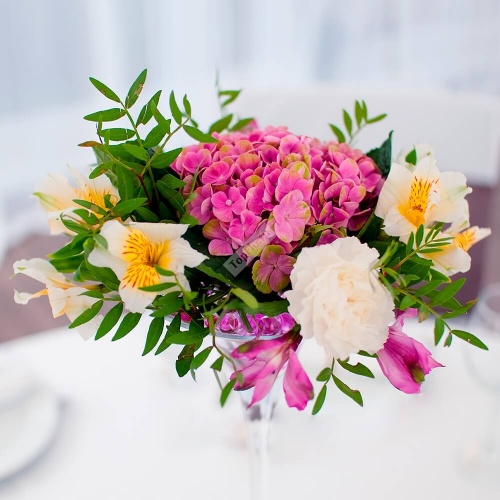 Цветочная композиция на стол гостей с гортензией и альстромерией в бело розовых тонах