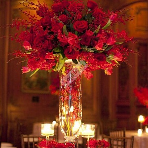 Высокая композиция на стол гостей в красном цвете