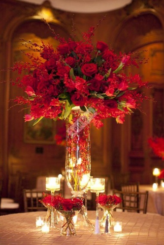 Высокая композиция на стол гостей в красном цвете