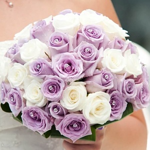Букет невесты из сиреневых и белых роз