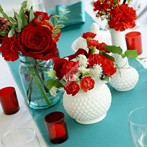 Оформление свадьбы в мятном цвете с красными элементами