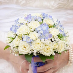 Букет невесты бело-голубой с гортензией