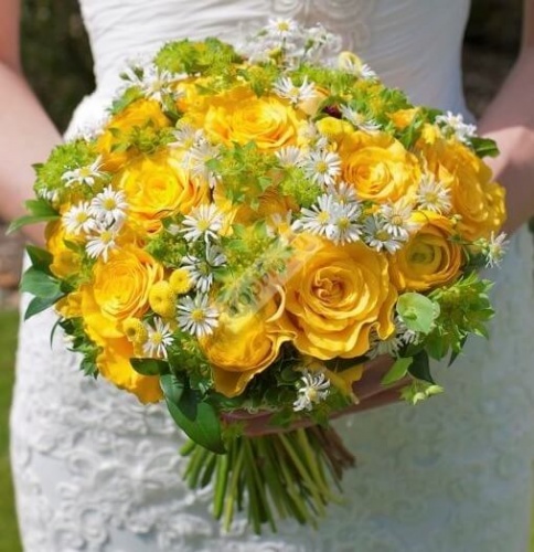Букет невесты из жёлтых роз с астером и буплерумом
