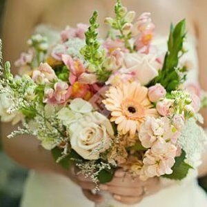 Букет невесты из маттиолы герберы и розы