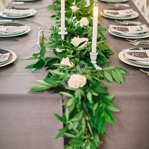 Украшение стола листьями и белыми свечами