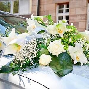 Украшение автомобиля из белых роз лилии и фрезий
