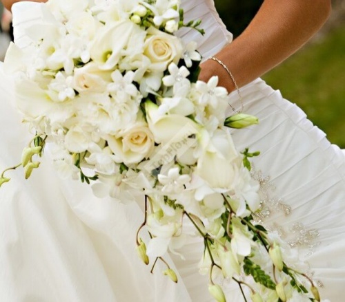 Каскадный букет невесты из белой розы орхидеи и лизиантуса