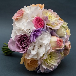 Букет невесты в пастельных тонах с розой и гортензией