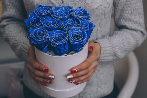 Голубые розы в шляпной коробке