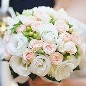 Букет невесты из кустовых роз и лизиантуса
