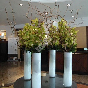 Декор гостиницы цветами в вазах