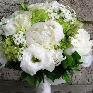 Букет невесты из пионов лизиантусов и роз с сантини