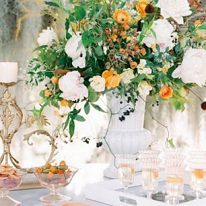 Цветочная композиция на стол гостей с оранжевыми акцентами