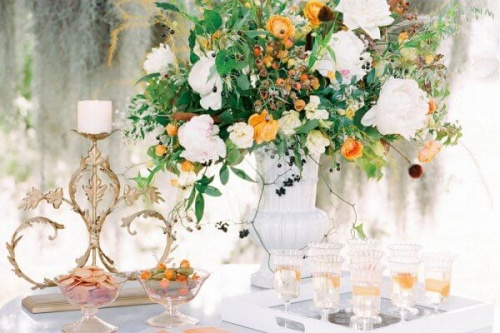 Цветочная композиция на стол гостей с оранжевыми акцентами