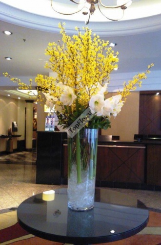 Высокая композиция в жёлтом цвете для гостиницы