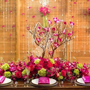 Ярко розовое оформление стола с зелеными элементами