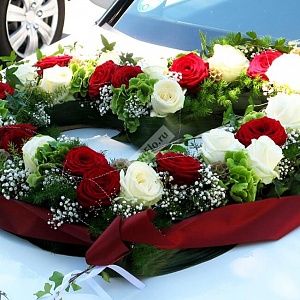 Украшение автомобиля из красных и белых роз в форме сердца