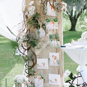 Стенд с фотографиями для свадьбы в белом цвете