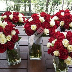 Цветочные композиции на столы гостей из белых и бордовых роз