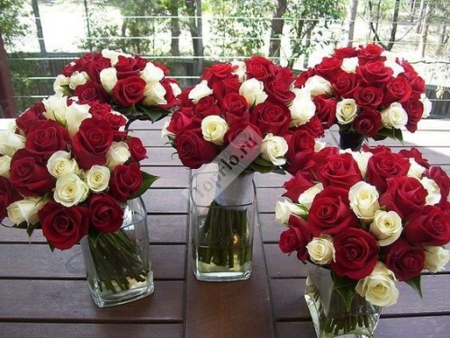 Цветочные композиции на столы гостей из белых и бордовых роз