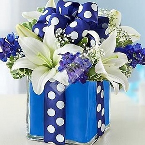 Цветочная композиция на стол гостей в сине белом цвете