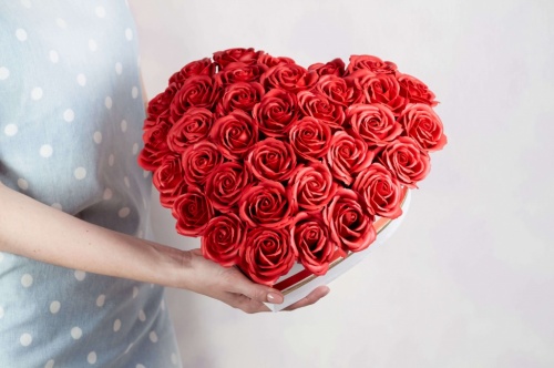 Красные розы в коробке в форме сердца
