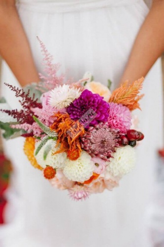 Букет невесты с разноцветными георгинами