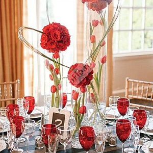 Цветочная композиция на стол гостей с красными розами и тюльпанами